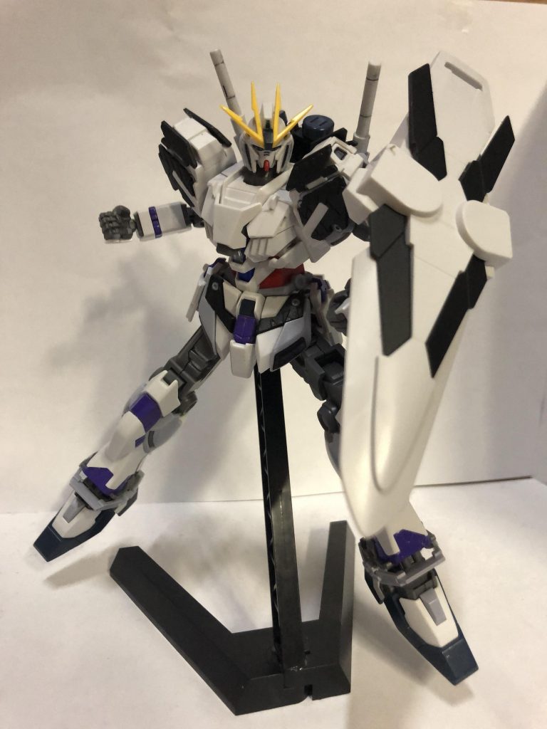 サイコフレームはオミットされているのでその代わりの装甲を必要とした為に肩部やフロントアーマーにはジムストライカーなどで有名なウェアラブルアーマー、シールドには特殊装甲材が使用されている。