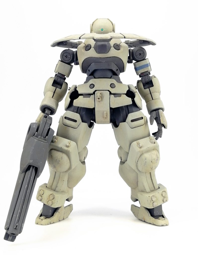 頭はジェノアス頭の後頭部。後ろはガンキャノン初期型の踝。
胴はデスアーミーの胸をひっくり返して腰を前後反転。
腕はガンダムフレームの肩にブグの腕。
上腕はエッジが立ちすぎているので前面の角を落して曲面化。
下腕は側面の箱部分が邪魔だったので裏打ちして削り落としました。
脚はグリモアにフラッグカスタムの靴とアースリイガンダムの靴を合わせた物を接続。
踝のアーマーはリーオーの膝。
欲しい形状を追って行ったら量産機の集合体になりました。