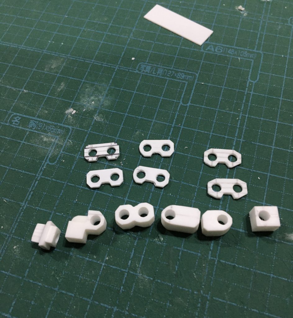 肩に接続しているフレキシブル・アームをプラ板で自作。