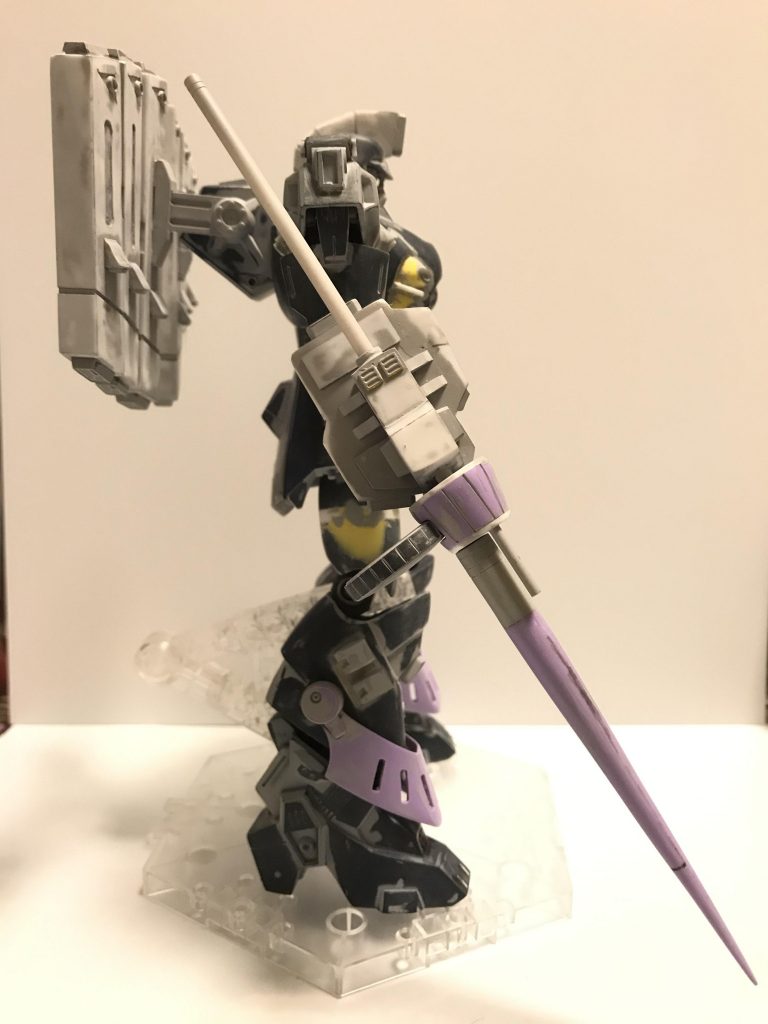 ダラスのショットランスはマシンガンが2門とマガジンが付いてます。
基部の形状も違います。
キットのパーツを使って作りました。
マガジンはザクマシンガンからの流用です。