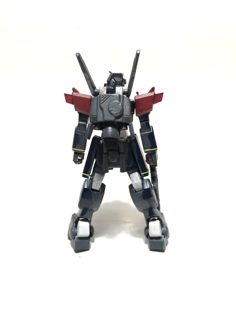 うしろ

インディブルーとディープブルーの宇宙迷彩。

元々陸戦型ガンダムだが宇宙仕様として改修。