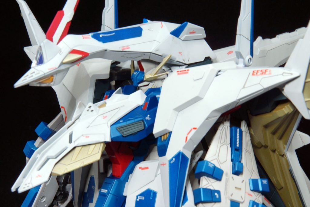 地球連邦のEFSFのデカールはF91の水転写デカールから転用
あとはV2やフリーダムなどから転用しています

すこし顔が埋もれてるようにしてるのは、パトレイバー3号機のように顔を全部見せない…のイメージがあったからかも…？？