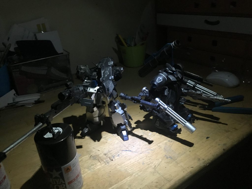 前に作ったガルバルディリベイク･ブラックパンサーと一緒に撮ってみました。どちらも塗装は黒系統で武装は遠距離支援型