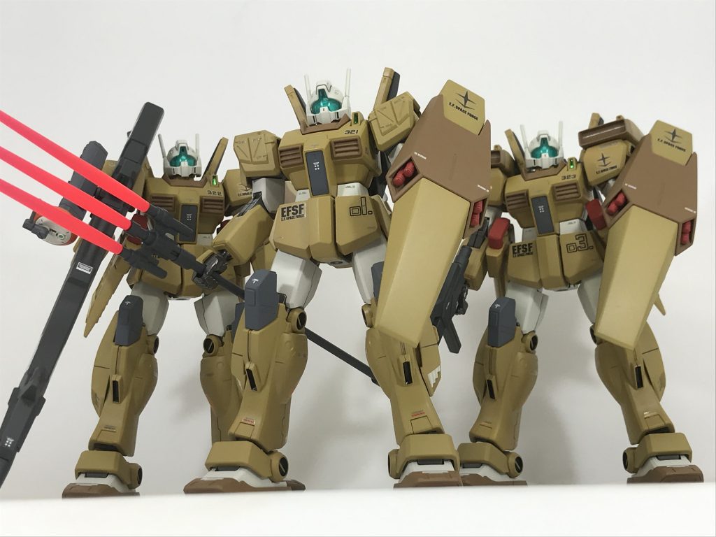 集合写真です。全機デザート（ 砂漠）仕様のカラーリングですが、所属は宇宙軍と言う、とんでも設定です。（フロントアーマーのEFSFにご注目）まあ、ゼネラルレビル所属機もデザートカラーっぽいから、このカラーでもありかな、と思いますが如何でしょう？