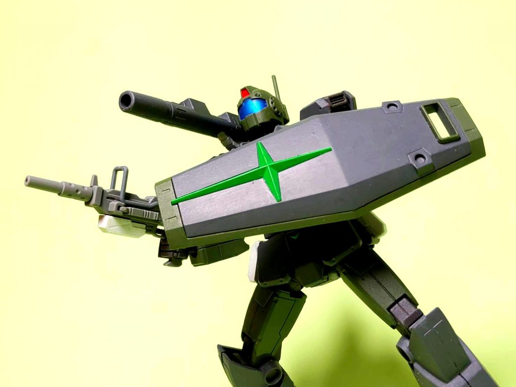 シールドはスタイリッシュなMSDのシルエットに合わせて、リバイブガンダムの薄めのシールドを使っています！
武器は大好きな100mmマシンガン。
そしてMGのジムキャノン（IRG仕様）同様に腰部に100mmマシンガンのマガジンをマウントできるようにマイナーチェンジ！