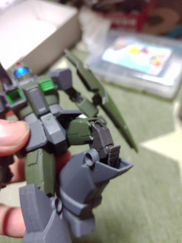 膝部分は、曲げると無改造でも内部ディティールが露出するように上手くハマります笑