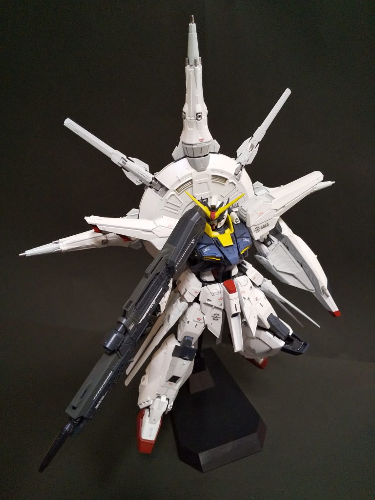 かなりボリュームあるキットでした。
クルーゼの軍服の色をイメージして明るい白が基本です。
RG風の微妙な色分けを表現したかったの同色系を微妙な色合いで2〜3色使って塗装しています。
トップコートはパールブルーを軽く吹いてセミグロスで仕上げました