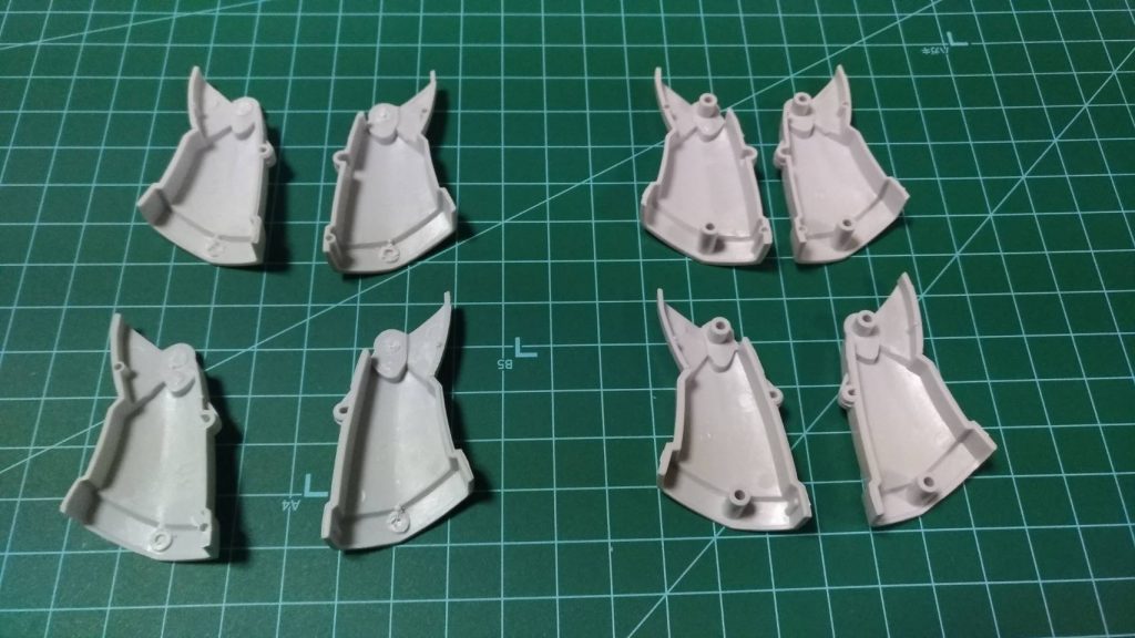 脚部は旧キットのジムキャノンから流用してます！
左右分割のパーツをくり抜くと↓