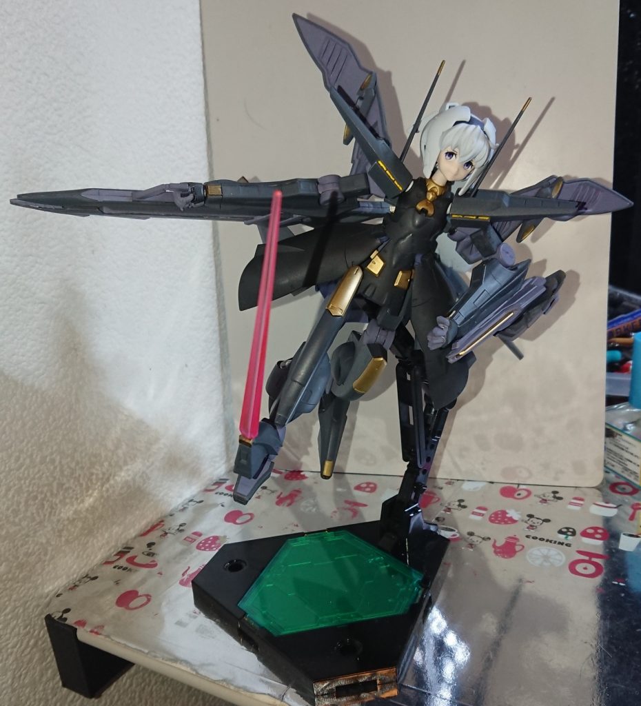 武装はGNバスターソードと爪先ビームサーベルによる接近戦とGNファングと胞子ビット、超硬ワイヤーブレードでの中距離制圧戦を行えるようになってます
ビームの色は疑似太陽炉カラーそのままで