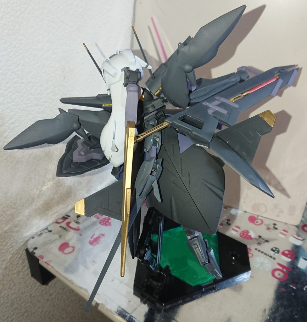 上のポーズを背後から
ポニテもレギルスキャノンも可動域が広いのでお互いに干渉部分を回避できます
今回画像が無いですが、もちろんリア＆サイドスカートの開閉も可能です