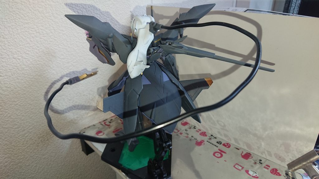 頭部にワイヤーを付けた様子
ポニテの付け根の接続部は上下に可動するようにしてありますので、割と自由にポージングできます