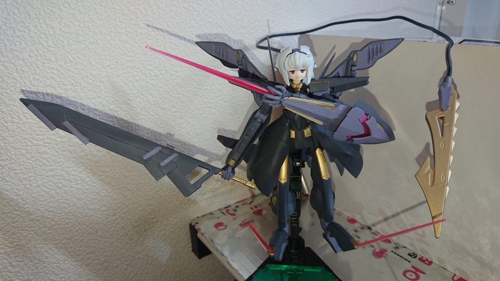 脳内設定としては｢GBN内に残留していたバグとしてのサラのデータが自身を再構築する際に『強力な悪役』として登録されていた機体を参照して完成した新しいサラ｣となっています