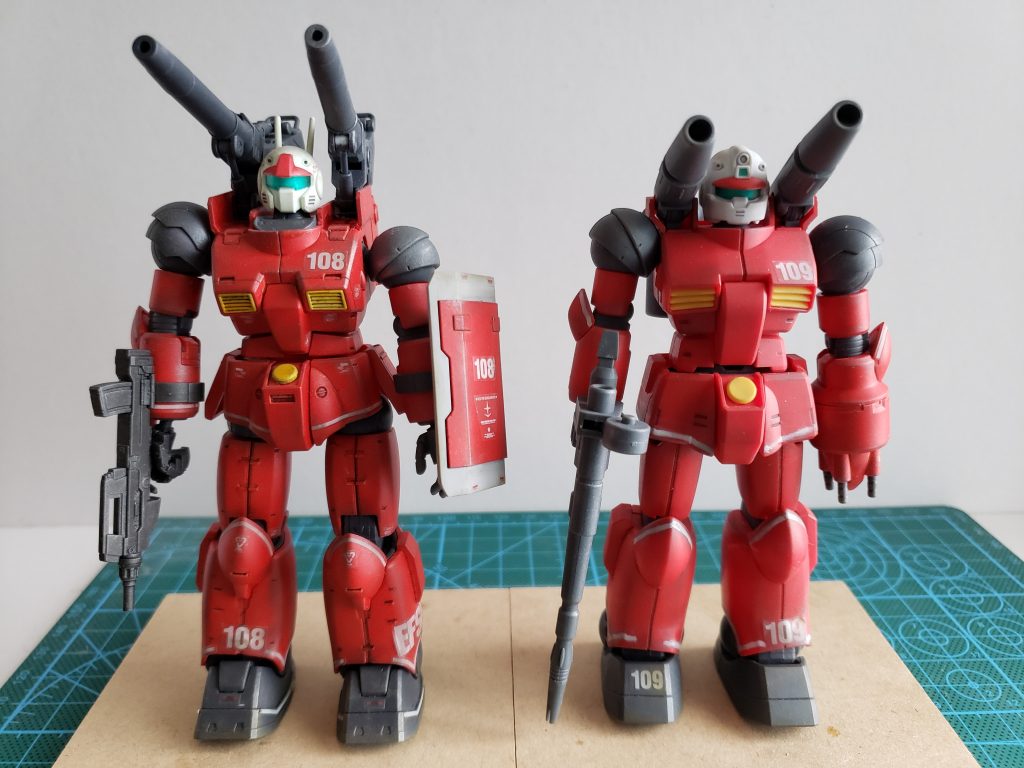 HGのパーツと試験型のパーツをちょいちょい交換してます。並べると肩とか大きさ違うし…。