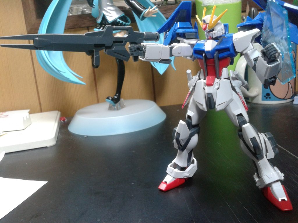 胸と腰、ビームライフルにもパーツを足しています