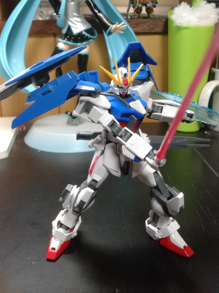 腰の後ろにビームライフルを懸架できるようになっています