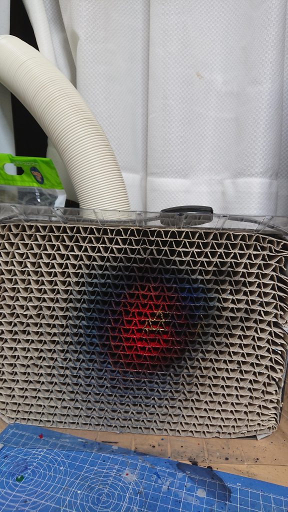 塗装ブースも同じクレオス製で揃えりゃええやろ(鼻ほじ)
って感じでスーパーブースコンパクトにしました
ハニカムフィルタの後ろに台所換気扇用のフィルタを挟んで使ってます
ネットのレビューで吸い込み悪い・すぐフィルタダメになるって酷評されてましたけど
特に気になりませんでした…