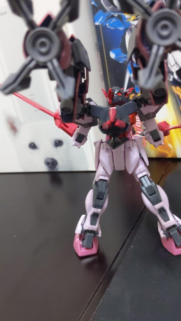 バックパックの足はスラスターユニットも兼ねています。