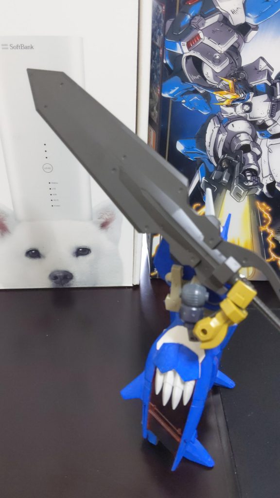 一番の特徴はこの右腕と大剣。大剣はGNバスターソードからより巨大で無骨な物に変更されています。そしてこの左右非対称の右腕は左腕より高パワーで大剣を片手でふり回せます。どれくらい高パワーかというと、グレイズとガンダムフレームくらいのパワー比です。