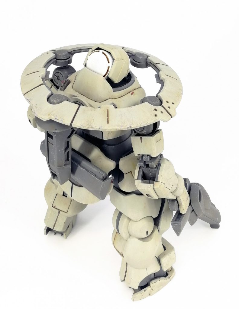 尻にマウントしているのは予備弾倉。ジャンクとランナーで仕立てました。
上に出ている棒がマガジンでケース内に3本入り。
チューブ状で砲身部分の下が開いて中にセットされているイメージ。