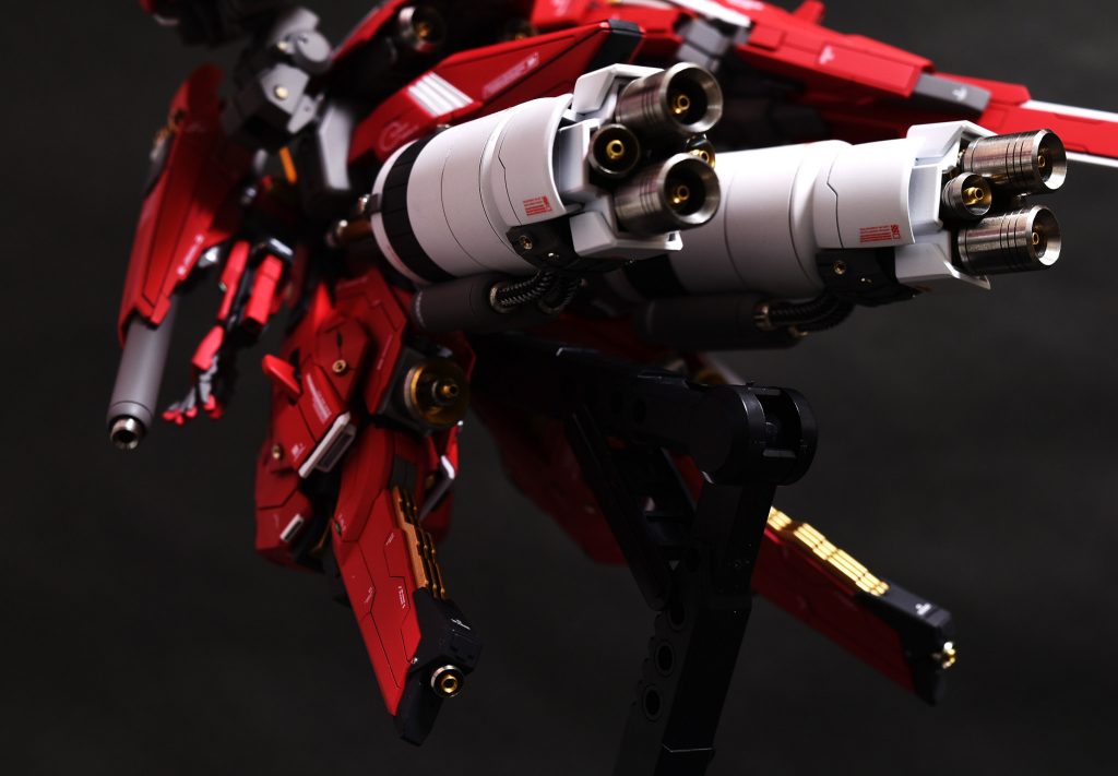 プロペラントタンクはフルアーマーユニコーンから拝借。そのままだと長く感じたため少し切り詰めました。プロペラントタンクの下部に推進剤タンクを追加。ケーブルは100均で購入したUSBケーブルを使っています。