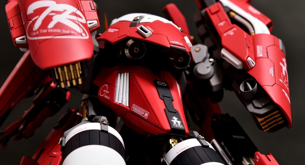 テール部分が寂しく感じたのでキットに付属していたシールドを上部に設置。その間に2基のスラスターを追加しました。