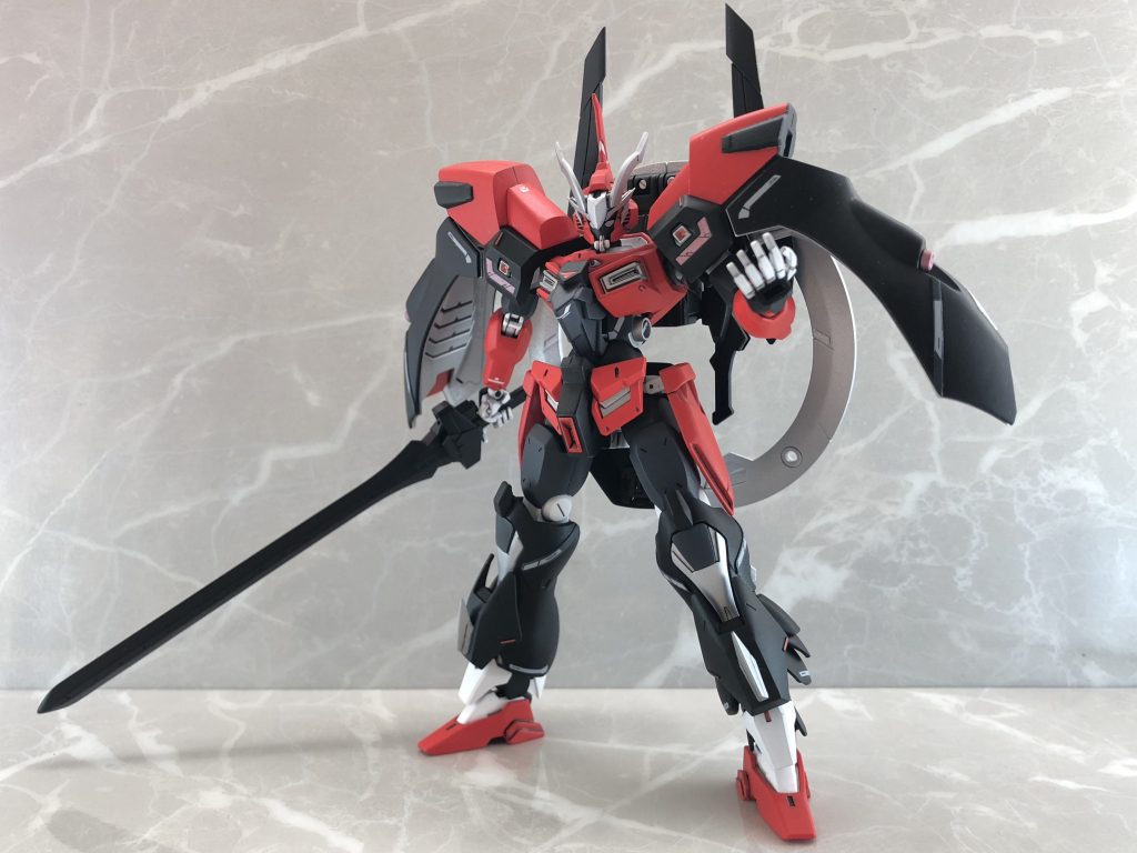 銃火器類を一切撤廃しており、代わりに可変式近接装備の《蛇腹剣》、バックパックには常に己に有利な距離を創り出す加速・最高速を誇る《光波推進装置》が装着されています。