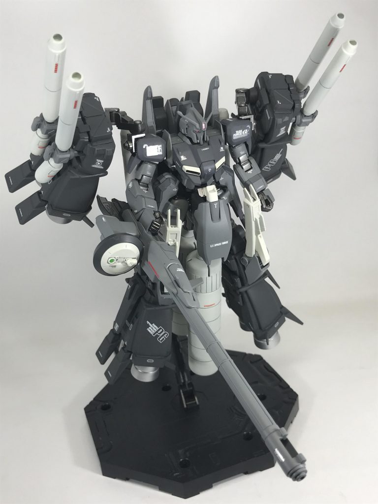 30年近く前に発刊されたGUNDAM
SENTINELに登場した機体で、当時は
ウェーブライダーモードのみの紹介でし
たが、その後モビルスーツモードが登場
した時は、かなりセンセーショナルで
したね!