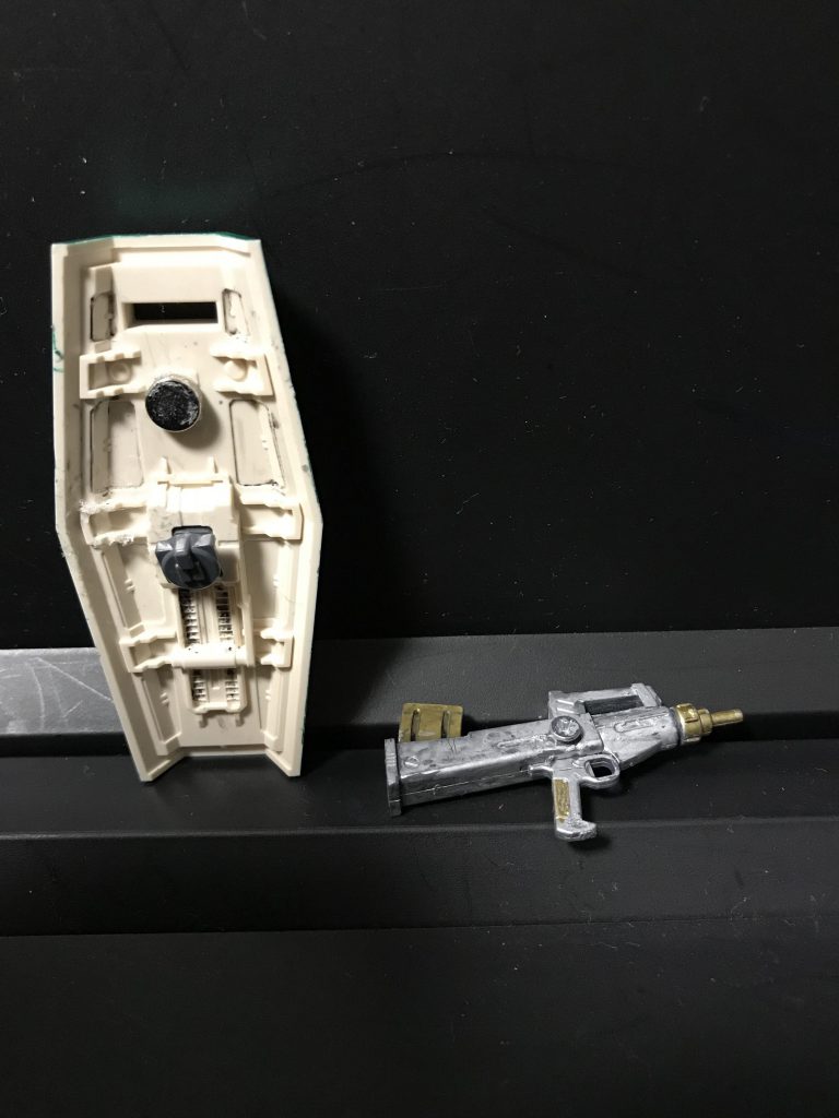 ネオジム磁石を使っている方がおられたのでこんな感じなのかな?という風にやってみました。もう付けてるのバレバレです(笑)
ビスは閉めていくと反対側に飛び出て危ないし不格好だったので追加装甲でごまかしました(^◇^;)