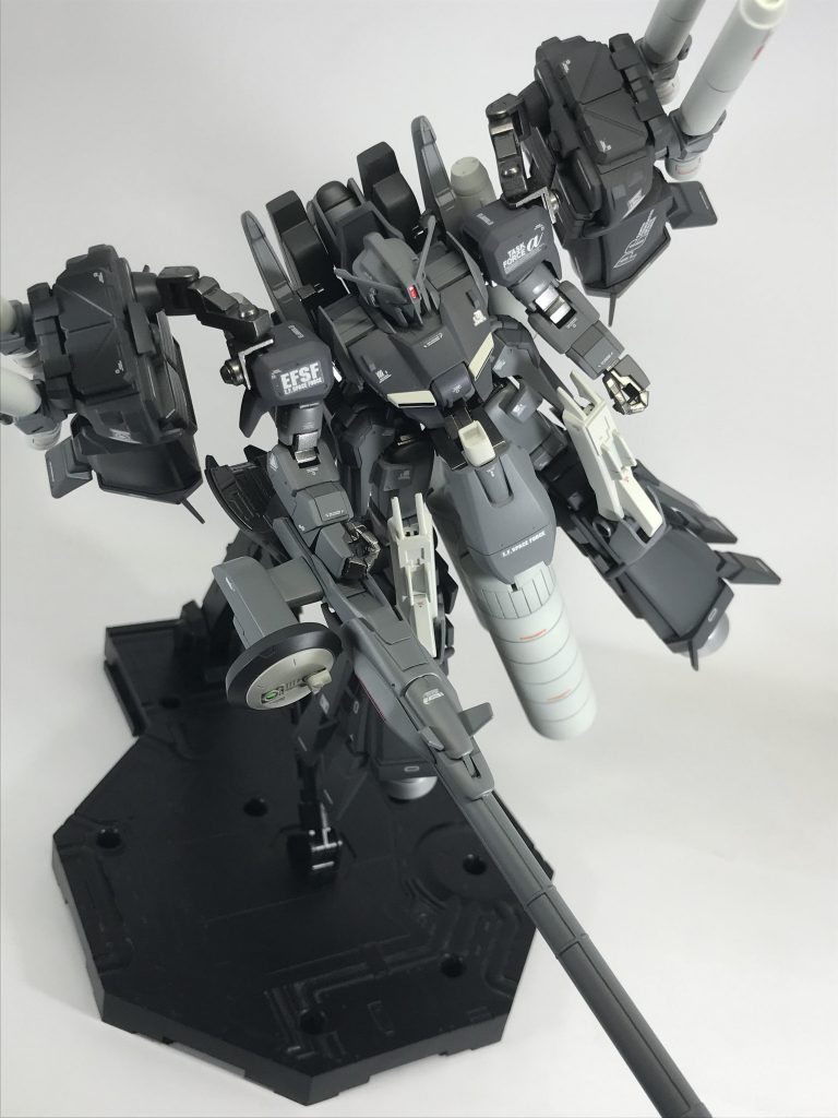 御覧の通り当機はミキシングで
作成しました。
HGUC ゼータプラスをベースに
旧キットのSガンダムBstとゼータ
プラスC1を使用した3個イチの
贅沢な機体です。
