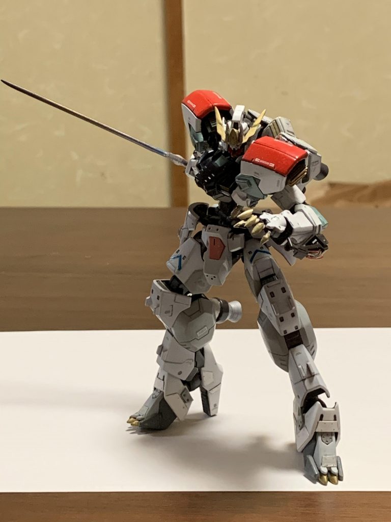 左手には、ネイルクローを装備。