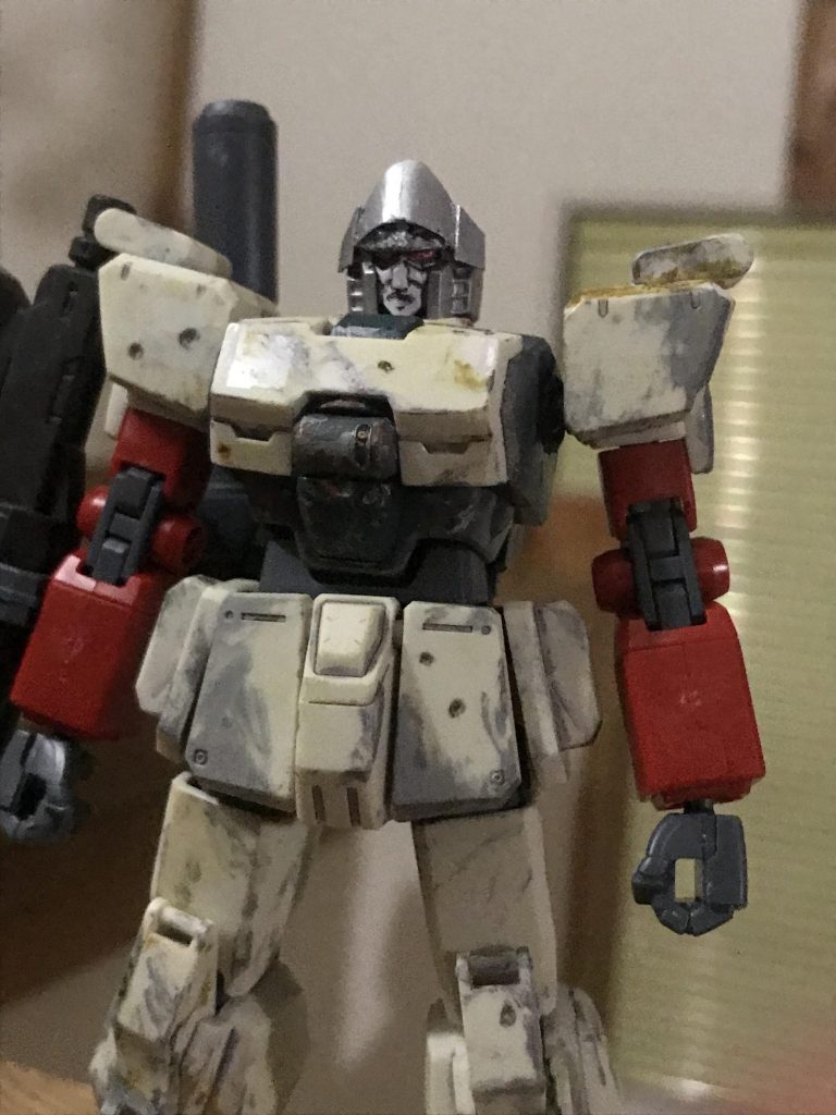 顔をなんとかしないといけなかったので、とりあえず作ってみた図。
バケツ頭っぽくなかったのでさらにプラ板を盛ってます。
顔は鼻をプラ板で作り、そのほかは筋彫りと塗装です。