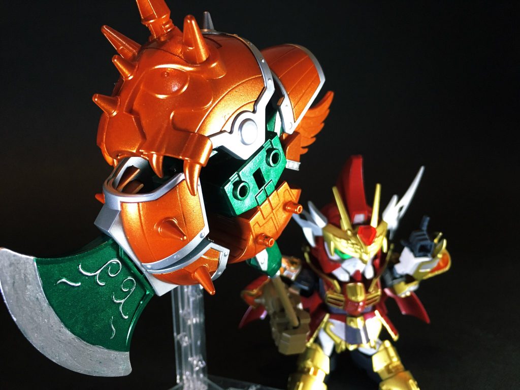 機体まるごと大斧と化すので大変重量あり、専用のクリアスタンドも付属しています。