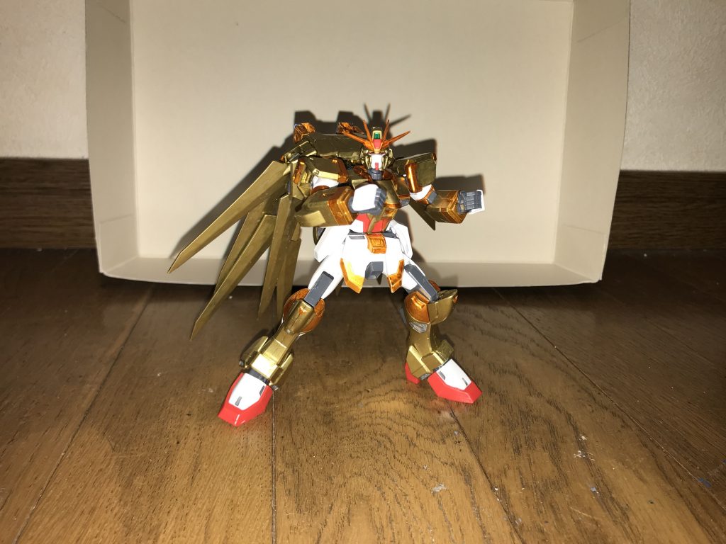 性能攻撃能力通常のパンチやキックによる打撃の攻撃力は、飛躍的に強化されており、両腕と両脚の高エネルギー収束機器を使わなくてもPS装甲やナノラミネートアーマーをも軽々と粉砕するほど。また、高エネルギー収束機器も常時使用が可能になっている為、その威力をさらに1.5倍に強化できる。機動力・スピードフォースインパルスガンダムエクストリームには及ばないが、機動力と運動性はフォースインパルスガンダムやデスティニーインパルスガンダムをも遥かに凌駕するほどに高く、大気圏内での飛行が可能。しかも、これはあくまで通常時の速度であり、後述の特殊能力でスピードをさらに高められる強みを持っている。最大の特徴・防御性能この形態の真骨頂は、本機のアルティメット細胞の力によって、ハイパーインパルスシールドと同じ完全無敵状態を再現・維持する事によって、敵の攻撃を全て無効化し、ダメージを受ける事がない点である。これは、無敵の盾であるハイパーインパルスシールドを本機全体で纏っている状態を意味している。絶対無敵の防御力を得た本機は、あらゆる攻撃が効かず、戦略兵器や核ミサイルであっても一切ダメージを受ける事はなく、ジャマー・ハッキング類の妨害電波や状態異常を引き起こす能力、さらにはブラックホールや時間操作、細胞や遺伝子の構造自体の組み替え、月光蝶システムなど、通常ならば絶対に対応できない攻撃や、時間停止・時間改変などの時間操作能力を含めた、あらゆる特殊能力の影響も完璧に防ぐ事ができる。挙句の果ては因果律操作を用いても、突破・破壊・無効化できない。しかも、単純に装甲のみならず、関節部やフレーム、スラスターやエンジンなど、本機の全ての部分が無敵状態になっているので、それらが弱点として狙われても、内部を破壊される恐れや、暴発の心配も一切ない為、全く隙がない。加えて、この形態では「受けたダメージがパイロットに伝達する」というアルティメット細胞やDG細胞などに共通する欠点は存在しない上、超破壊能力によるダークミスティの効果であっても、パイロットはダメージを受ける事がない。ただし、無敵状態ではあるが、強力な攻撃が当たった場合、衝撃に耐えられずに吹き飛ばされたり、行動が阻害される事はある。