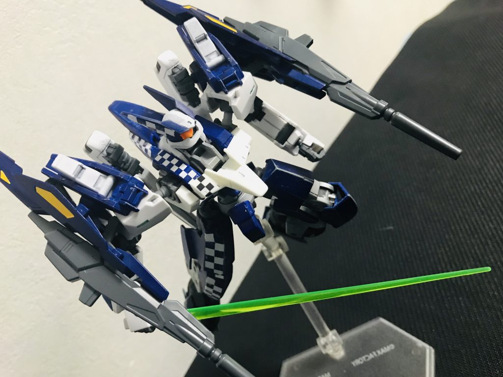 格闘武器は前回に引き続きビームサーベル。
出力調整でビームダガーにもなり、投擲する事も可能。
高速で相手に近付き斬撃、離脱とヒットアンドウェイの戦法になる。