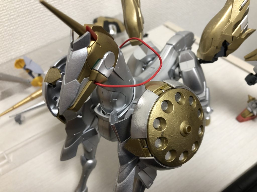 風雲再起にアストレイノーネームのパーツを接着し、Rジャジャの盾、シナンジュのブースターをつけました。