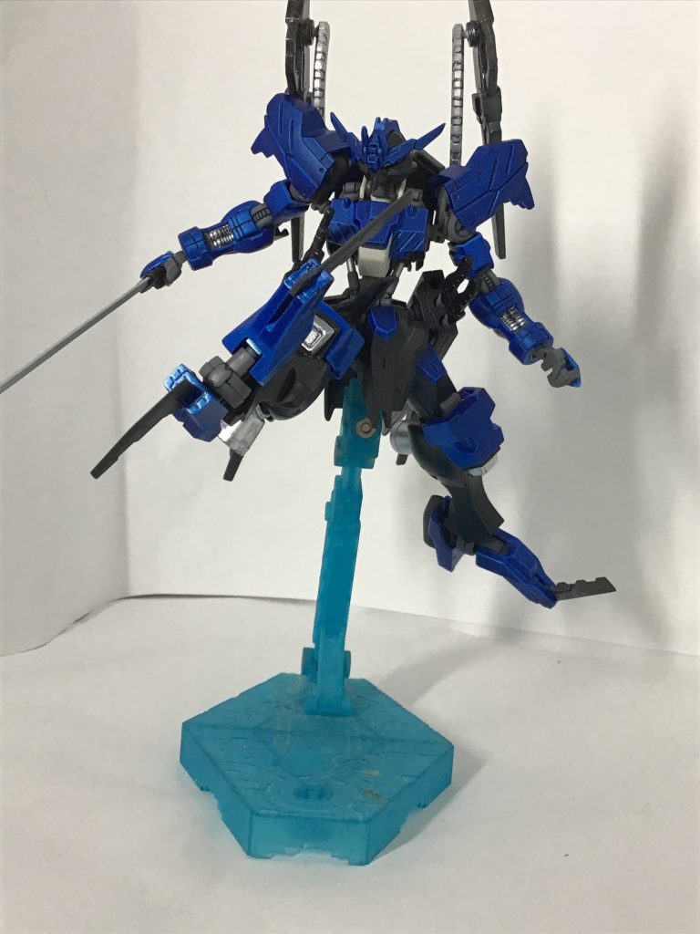 ライフルと脚部ハンターエッジ、これらはヴィダールの標準装備ですね。ハンドガンは、格納状態の刀と干渉するのでオミットしてます。