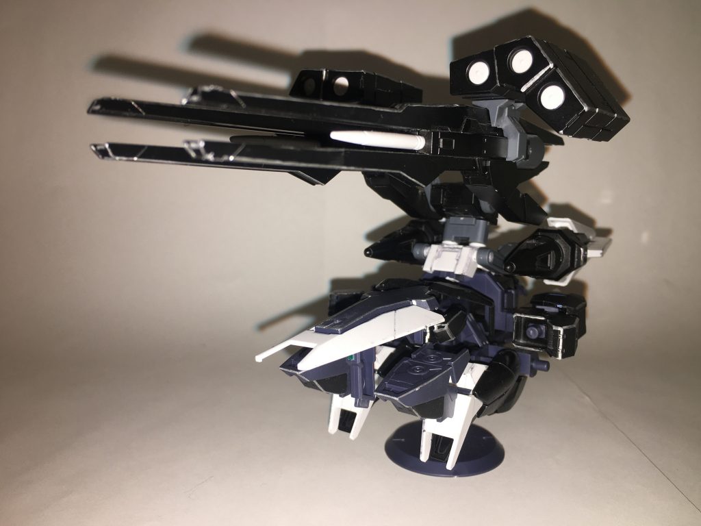 プロトサターンアーマー、背面。この形態ではミサイルが全て後ろを向くため、後方にいる敵に対しても充分な攻撃力を誇る。