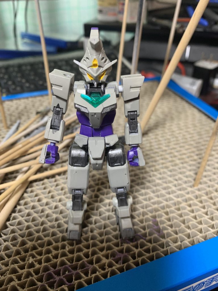 頭と手をキマリスのものに変えたくらいで、他は改造してません。
関節部分の色をガンメタルに変えました。