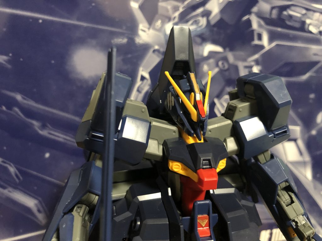塗装する時間がない為、ガチャポンのガンダムヘッドシリーズのコーションマーク等を参考に頭部にティターンズマークと3本線をペイント。
時間が出来たらティターンズ/連邦マークシールを貼り上から罪線を描こうかと思います。