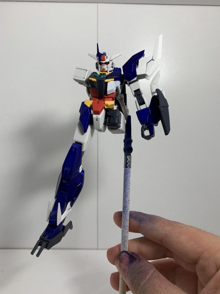 サフ吹きの後のメインカラー塗装。色はタミヤカラーのディープメタブルー。画像では黒っぽく見えますが実際はもう少し青いです。