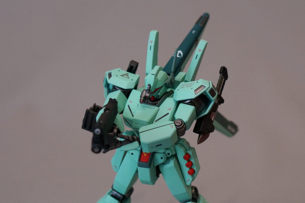 ハンドガンもちゃんと構えられます。