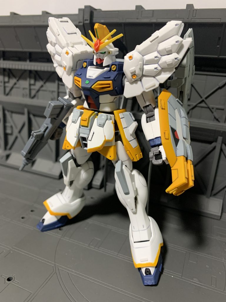 HGACサンドロックの肩とフロントアーマーにEW版の装甲を貼り付けてます。バックパックとヒートショーテルもEW版に交換。サイドにウイングバインダーを追加しました。頭はEW版が取り付けできずHGACのままです。Verカトキに見えるようにアーリーカラー風に塗装し、各部にプラバンを貼ってディティールアップも施してます。