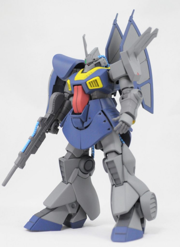 フロントショット。
デカールワークもやろうか悩んだところですが、コミック版において所属を隠匿するために製造番号等を削り落とす描写があったので、「マーキング等も塗りつぶされたのだろう」と解釈して見送りました。(というデカールをサボる口実)