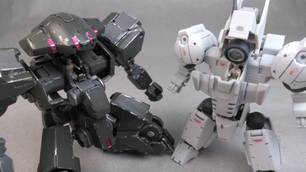 かなり前に作った小型MSと一緒に撮ってみた
両機コックピットが開閉し、パイロット(鉄道模型の運転士)を乗せることが出来ます