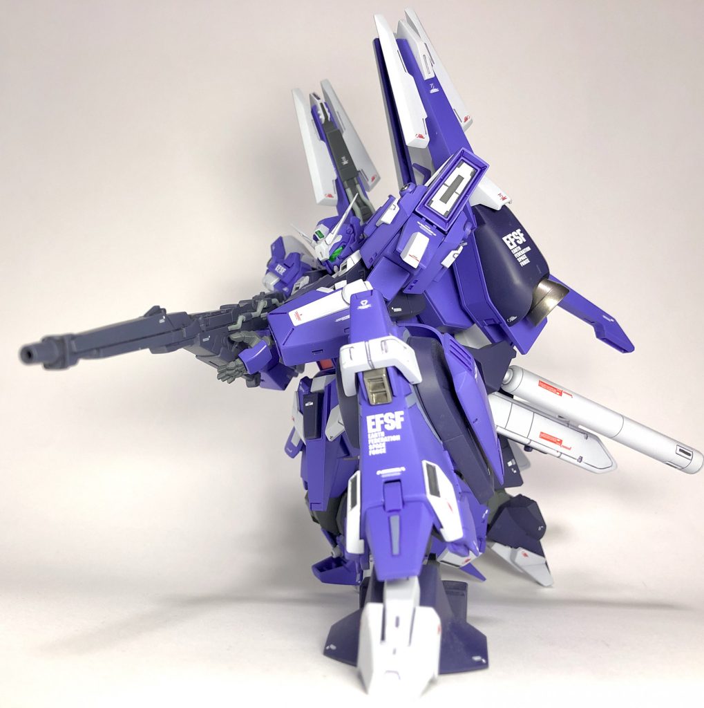 ロング・メガ・バスター装備の狙撃仕様。そもそもがシルヴァ・バレト・サプレッサーの勇姿見て「格好いい‼️」と思ったのが製作の動機。このためヒザアーマーをボリュームアップして立てヒザをつけやすくしています。