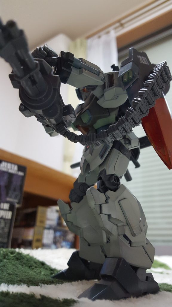 見上げるアングルで。