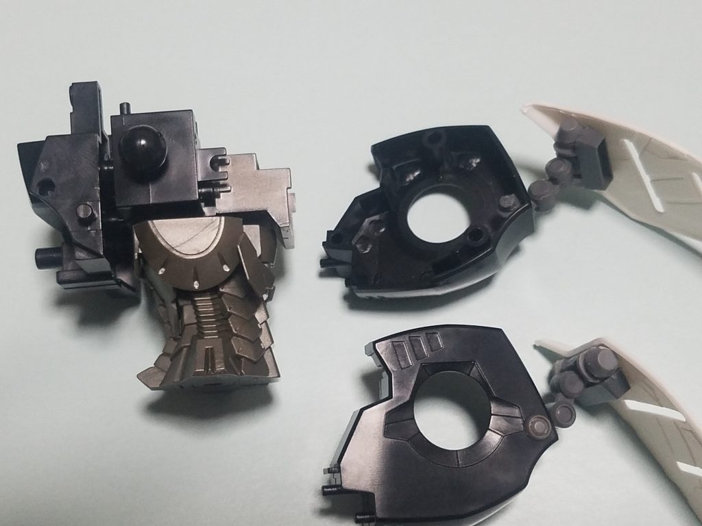 背中にドリルで穴を明けPCとジョイント材で余剰パーツを固定。
PCを使用しているので、他の物を固定することも可能です。
※PC便利(* ̄∇ ̄*)