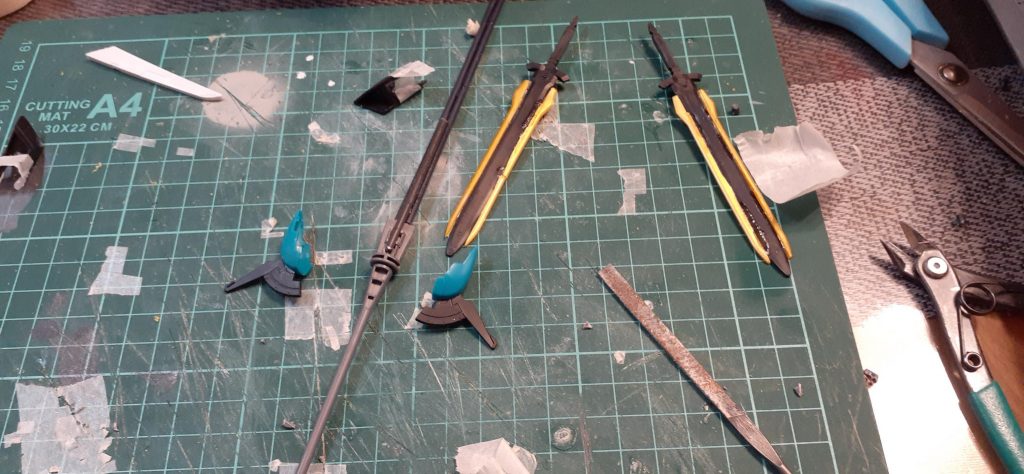 槍の矛先はランナーを束ねてパテで整形。双剣はグレイズリッターの剣に、バエルの剣を繋ぎ合わせてパテで整形。