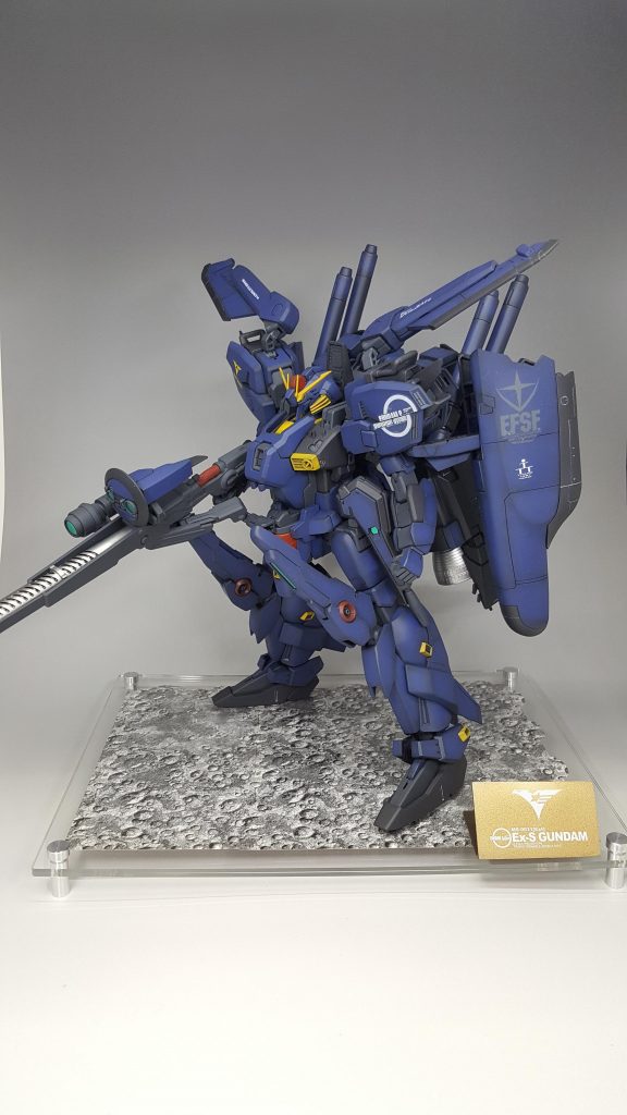 人間を誤った方向に理解したALICEは暴走。
機体のコントロールを完全に奪い、基地を破壊、脱走する。
今は月面を漂い、追ってくるティターンズの機体を次々と破壊していく。
破壊の限りを尽くす彼女は今、月面で何を思い、何を考えているのか…
…的な?( ・ω・)←