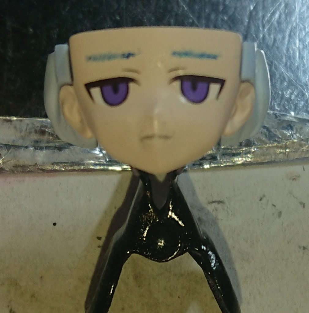 製品にはないジト目顔
顔を一旦パテで埋めてから塗装、某FAGの瞳水転写デカールを貼り付けました
今回は口はシャーペンで線をひいてあるだけです